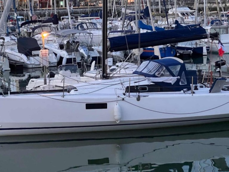 Charter a Bavaria Pogo 30 in La Trinité-sur-Mer on Samboat