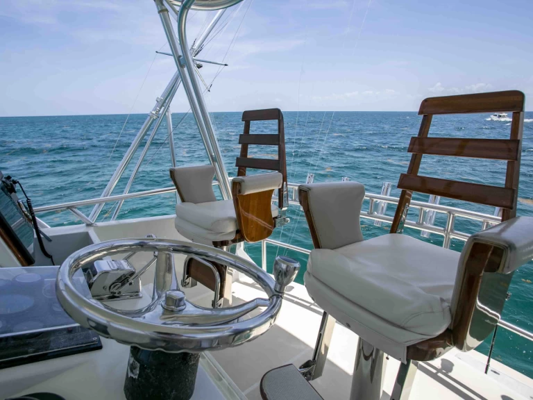 Charter a Hatteras 44 in Cancún on Samboat