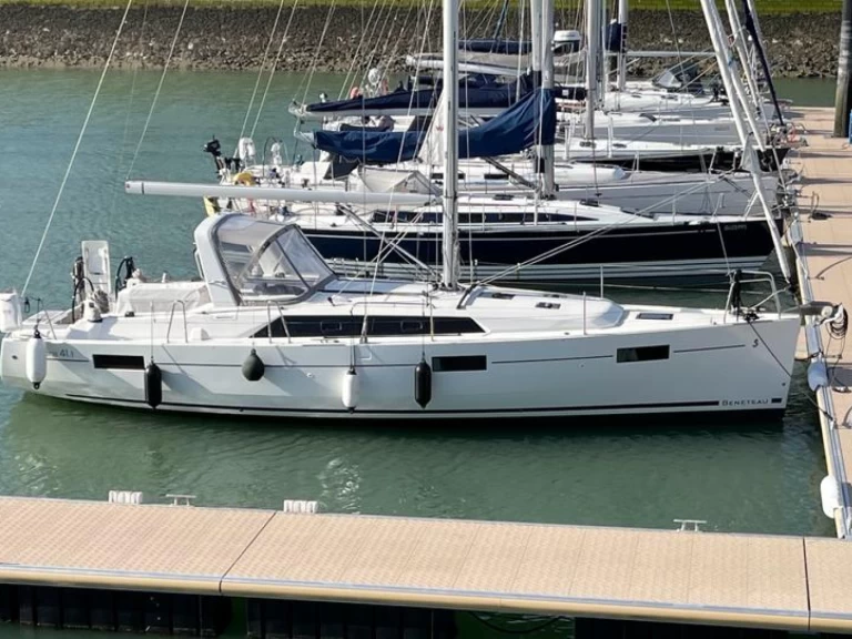 Hire a Bénéteau Oceanis 411 Kromme Hoek