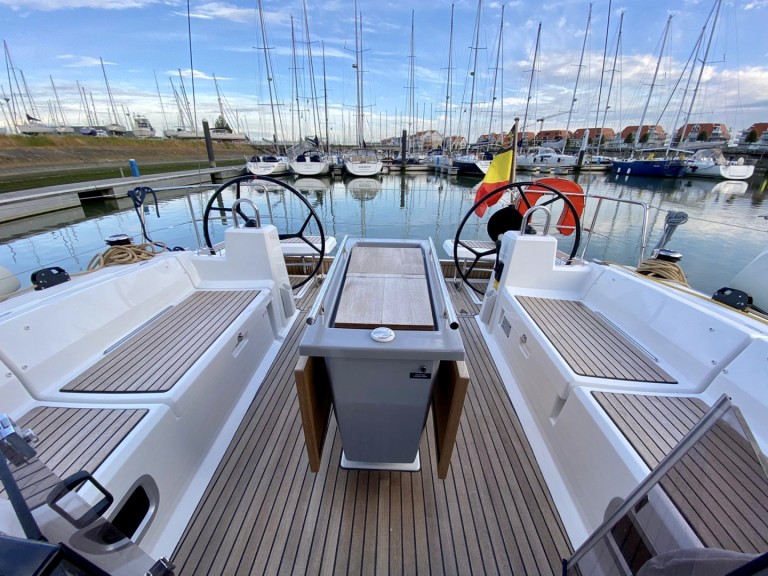 Sailboat hire in Kromme Hoek - Bénéteau Oceanis 411
