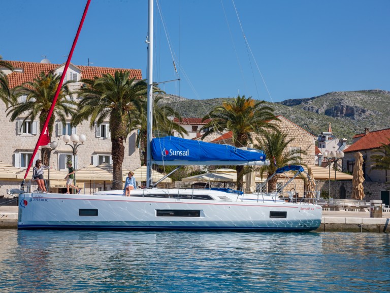 Hire a Bénéteau Oceanis 461 Saint George