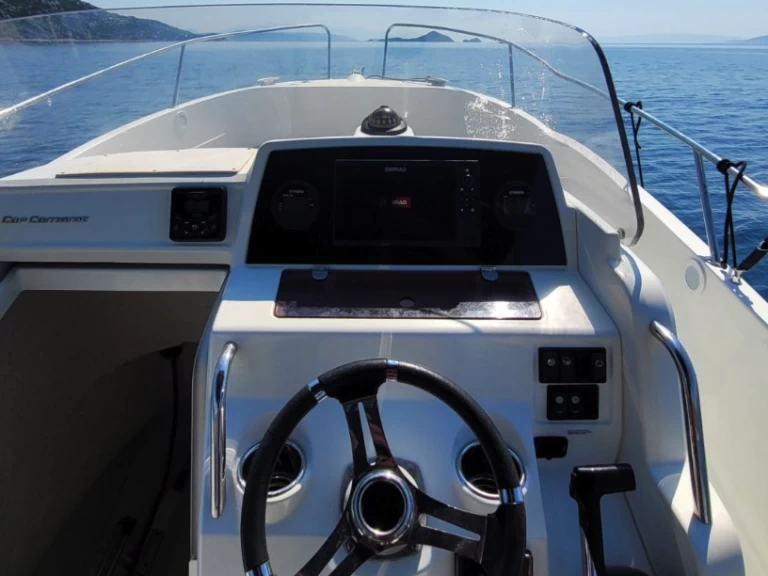 Hire Motorboat Jeanneau with a boat licence