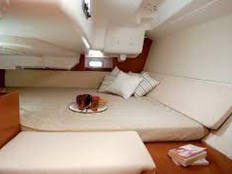 Yacht charter La Spezia - Bénéteau Oceanis 37 on SamBoat