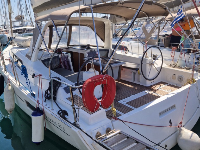 Hire Sailboat with or without skipper Bénéteau Alimos Marina