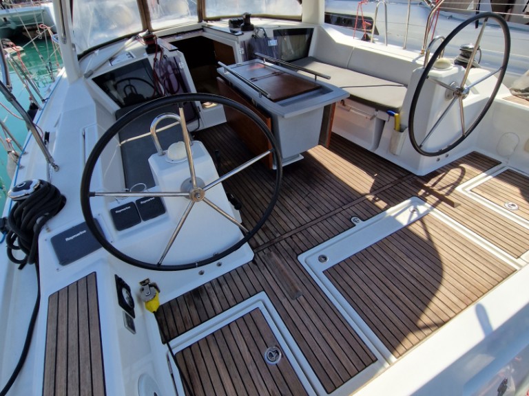 Sailboat to hire Alimos at the best price