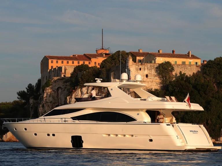 Luxury Yacht hire in Vallauris - Ferretti Ferretti 830
