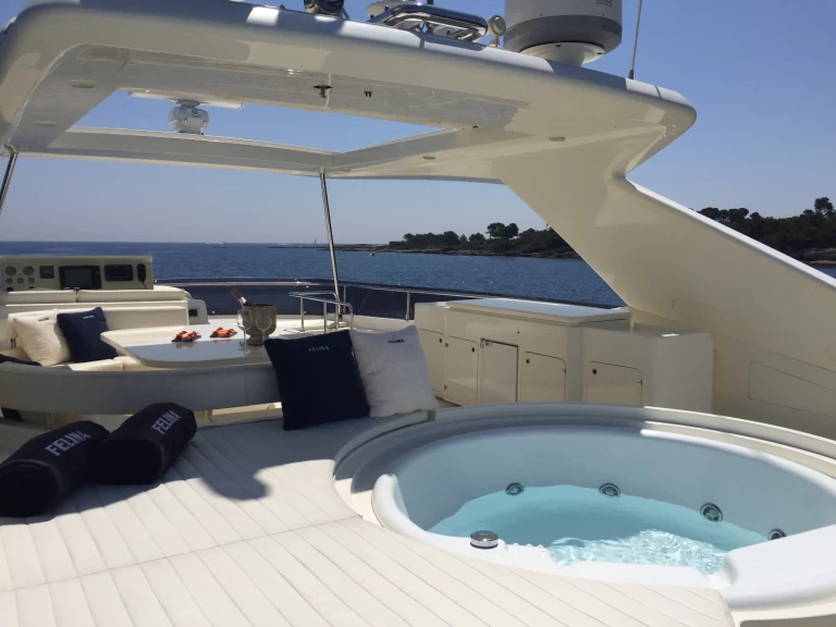 Luxury Yacht to hire Vallauris at the best price