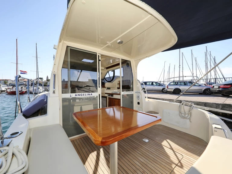 Charter a Sas Vektor Vektor 950 in Biograd na Moru on Samboat