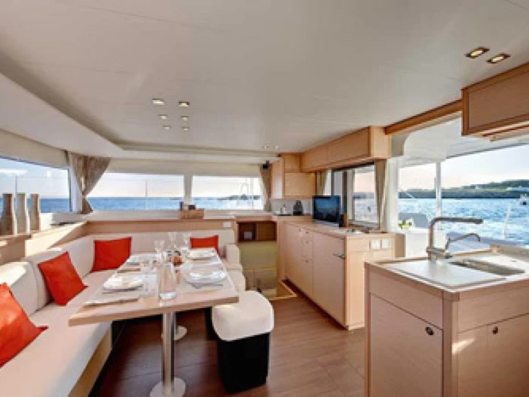 Catamaran to hire Marsh Harbour at the best price