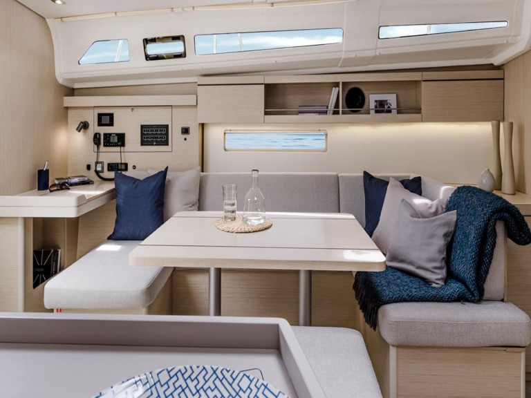 Charter a Bénéteau Oceanis 40.1 in Pozzuoli on Samboat