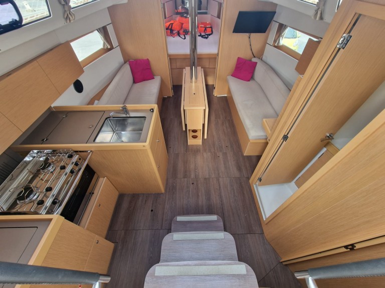 Hire Sailboat with or without skipper Bénéteau La Trinité-sur-Mer