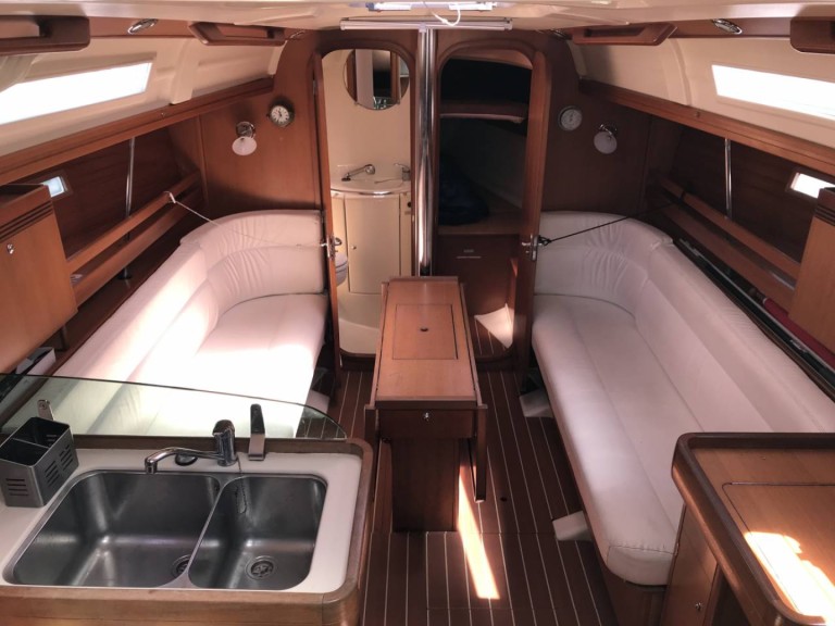 Charter a Dufour Dufour 34 in La Rochelle on Samboat