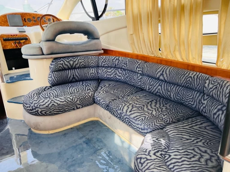 Motorboat hire in Dubai Marina - Azimut 42