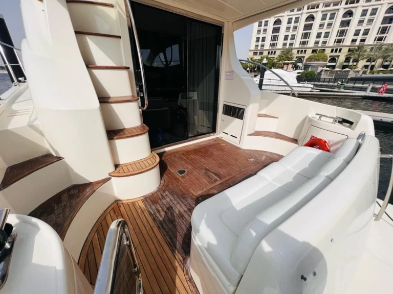 Hire Motorboat Azimut with a boat licence