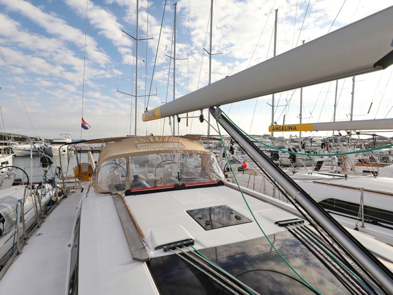 Sailboat to hire Šibenik at the best price