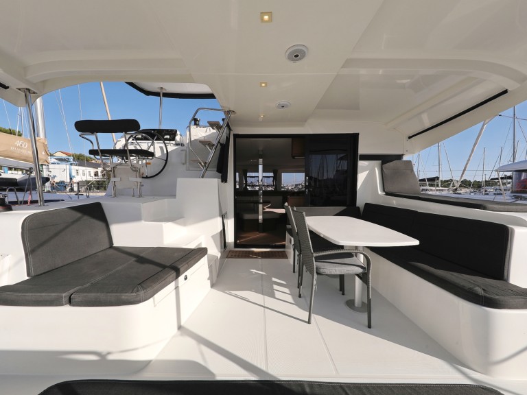 Hire Catamaran Lagoon with a boat licence