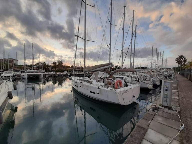 Sailboat hire in Furnari - Dufour Dufour 430 Grand Large