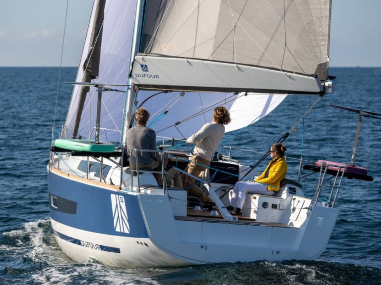 Charter a Dufour Dufour 32 in Larmor-Plage on Samboat