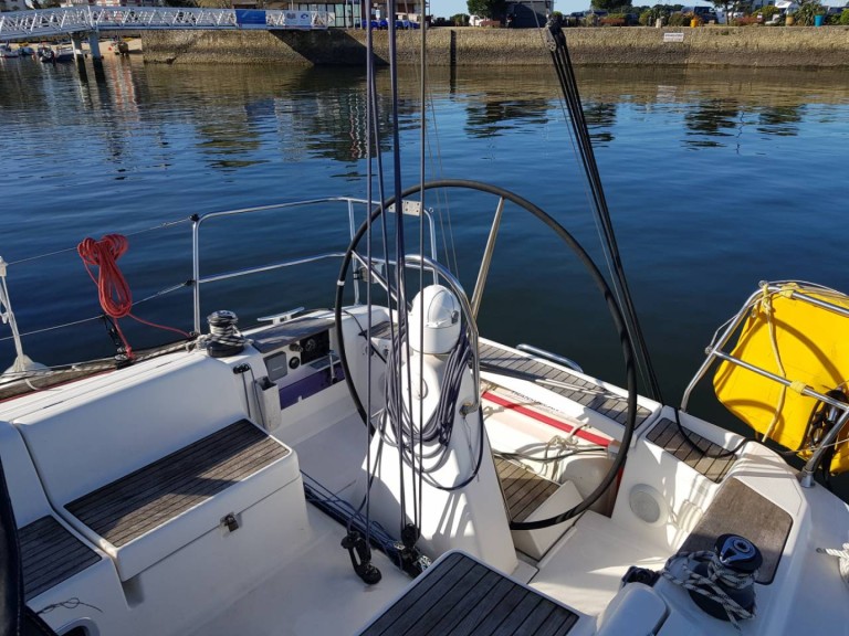 Sailboat hire in Larmor-Plage - Dufour Dufour 34