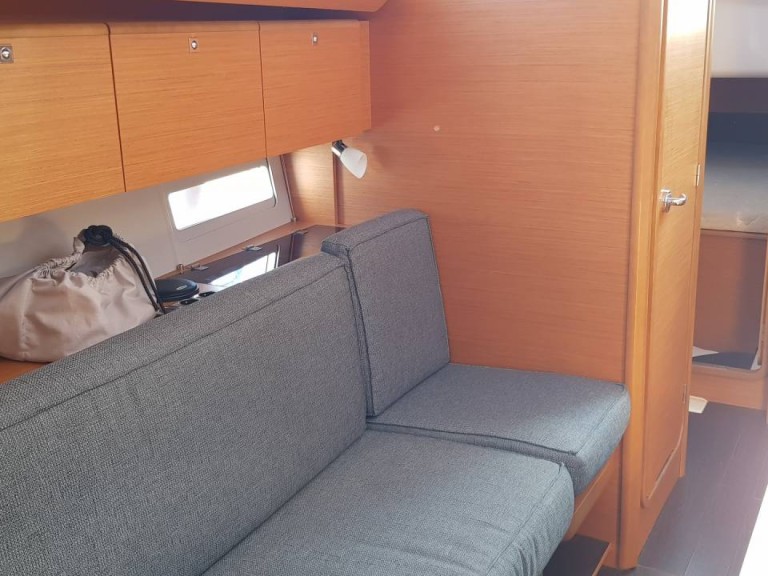 Sailboat to hire Larmor-Plage at the best price