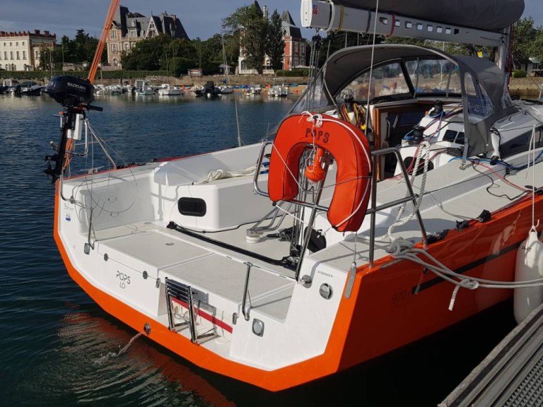 Sailboat to hire Larmor-Plage at the best price