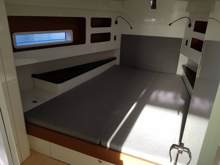 Charter a RM RM 1180 in Larmor-Plage on Samboat