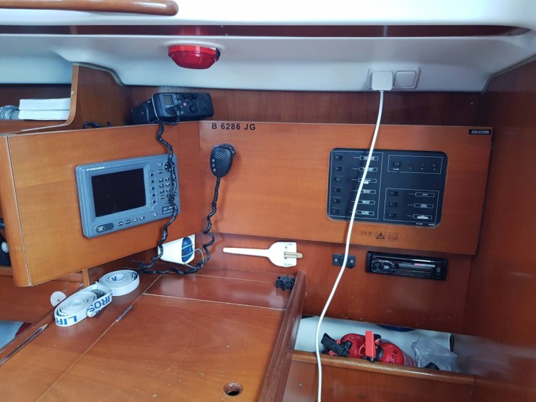 Hire Sailboat with or without skipper Bénéteau Larmor-Plage