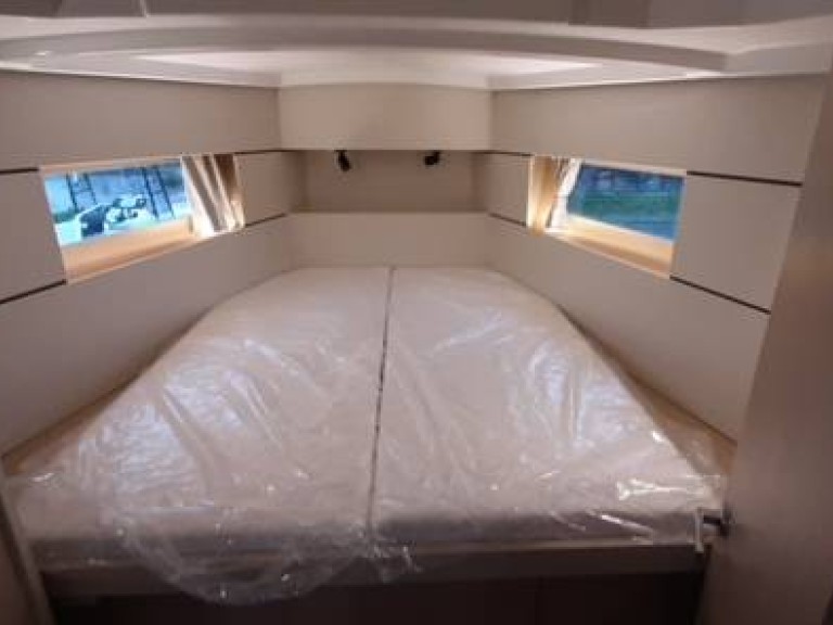 Sailboat to hire Larmor-Plage at the best price