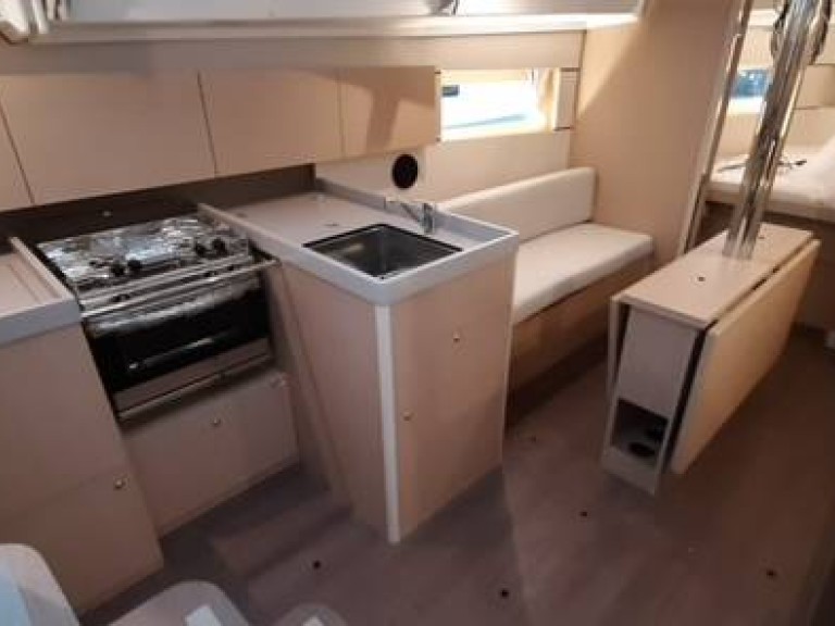 Yacht charter Larmor-Plage - Bénéteau Oceanis 38.1 on SamBoat