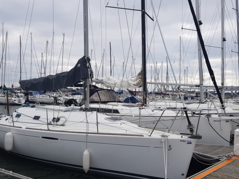 Charter a Bénéteau First 31.7 in Larmor-Plage on Samboat