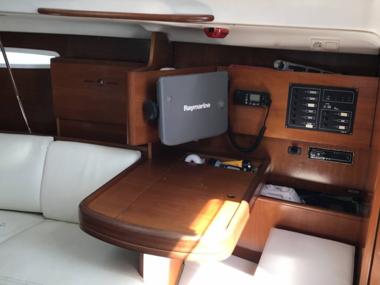 Sailboat to hire Larmor-Plage at the best price
