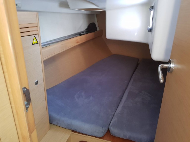 Charter a Bénéteau First 36.7 in Larmor-Plage on Samboat