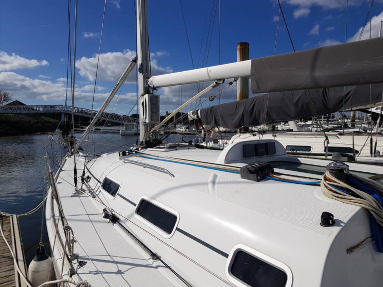 Sailboat to hire Larmor-Plage at the best price
