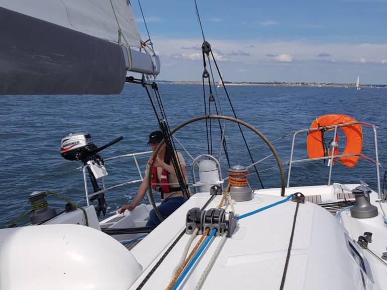 Yacht charter Larmor-Plage - Bénéteau First 36.7 on SamBoat