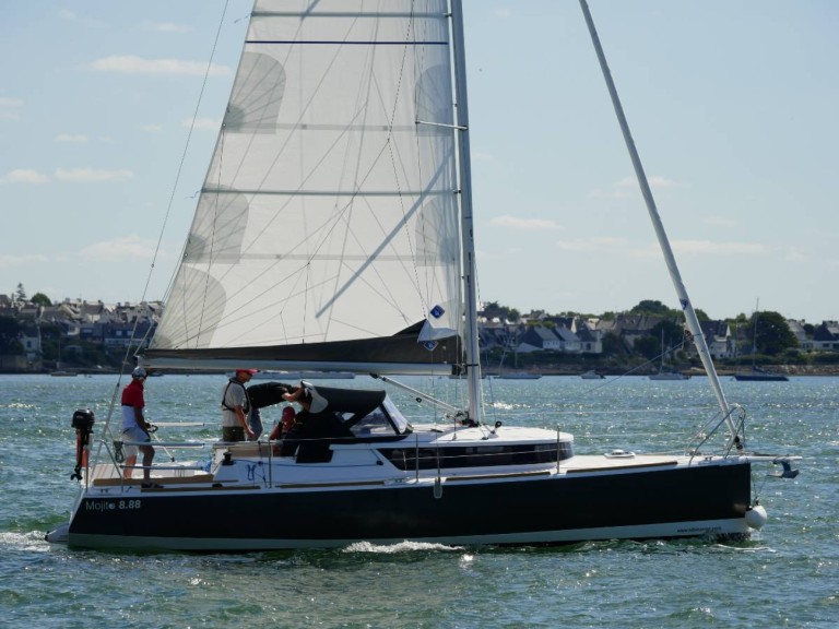 Charter a idb marine Mojito 888 in Larmor-Plage on Samboat