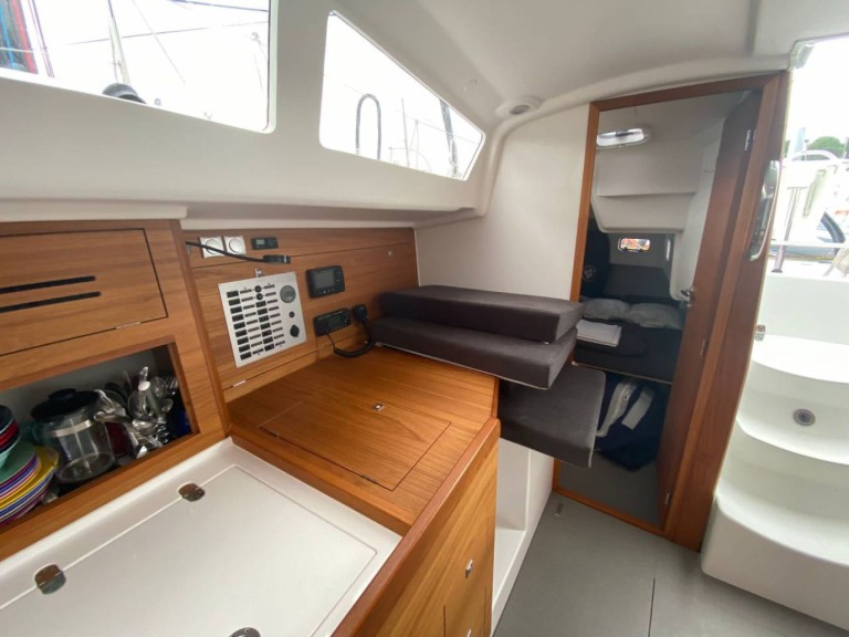 Charter a Jpk JPK 39 FC in Larmor-Plage on Samboat