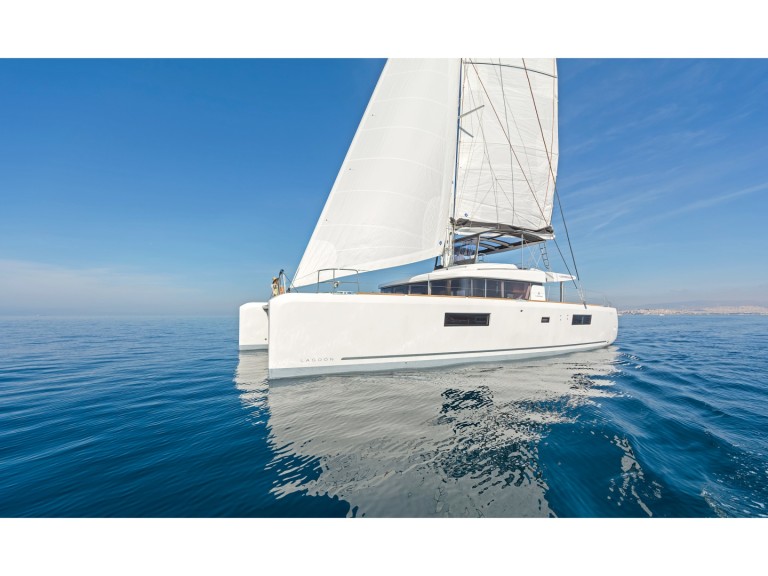 Hire Catamaran Lagoon with a boat licence