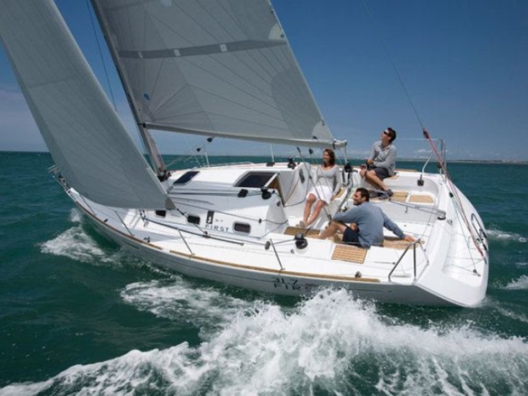 Yacht charter Arzon - 4 First 31.7 on SamBoat