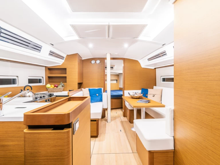 Sailboat hire in Alimos - Jeanneau Sun Odyssey 410