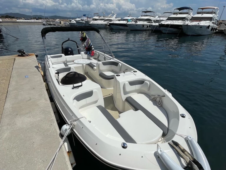 Charter a Bayliner Element E7 in Hyères on Samboat