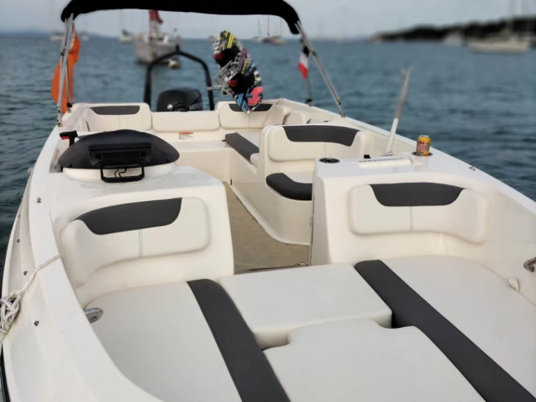 Motorboat hire in Hyères - Bayliner Element E7