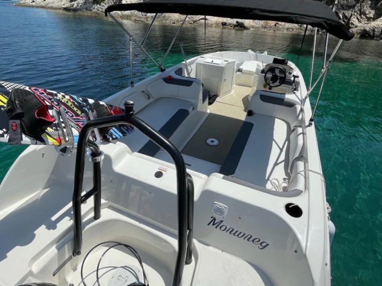 Charter a Bayliner Element E7 in Hyères on Samboat
