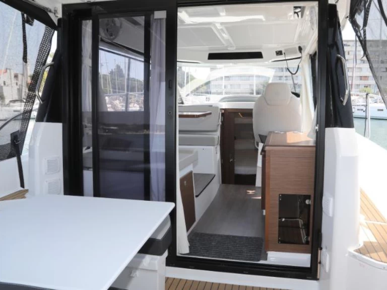 Hire Motorboat Jeanneau with a boat licence