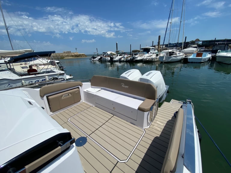 Hire Motorboat Ranieri with a boat licence