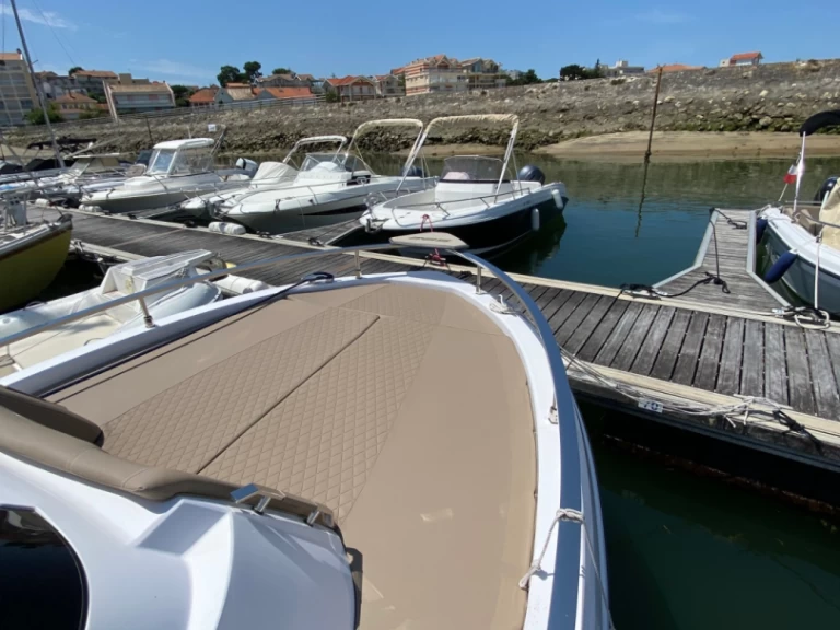 Hire Motorboat Ranieri with a boat licence