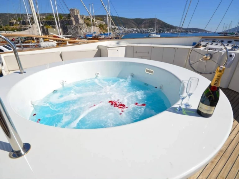 Sailboat to hire Bodrum at the best price