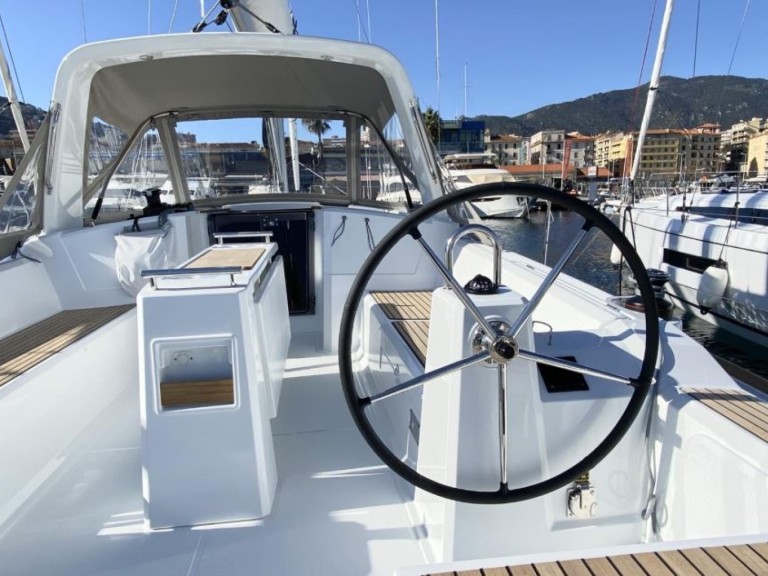 Yacht charter Port Grimaud - Bénéteau Oceanis 38.1 on SamBoat