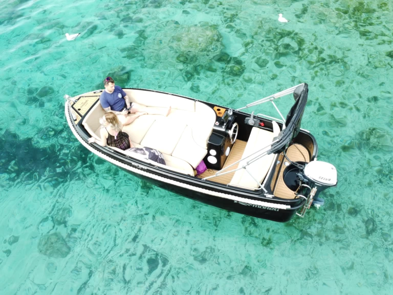 Hire Motorboat Mareti with a boat licence