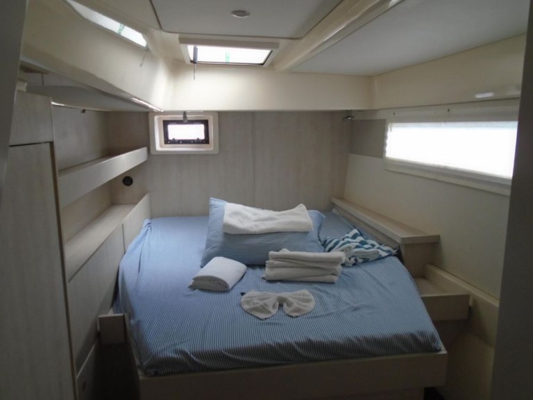 Hire Catamaran Robertson and Caine with a boat licence