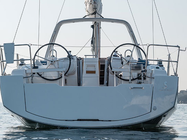 Charter a Bénéteau Oceanis 38 in Marina (City) on Samboat